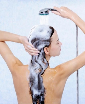 1308412318_right-way-to-wash-your-hair-fc-e1304317625362